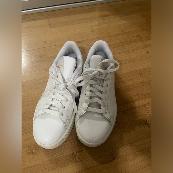 Adidas white advantage sneaker with cheetah accident on back heel - Picture 3 of 5